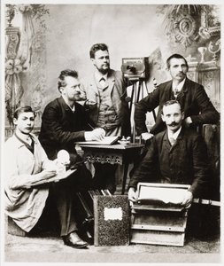 „Grupa fotografów i asystentów ze sprzętem” autorstwa Unbekannt