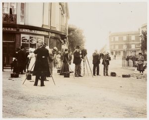„Grupa fotografów wykonujących zdjęcia na ulicy” autorstwa Unbekannt