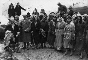 Grupa turystów odwiedzających Svartisen, północna Norwegia, 1929 autorstwa Unbekannt