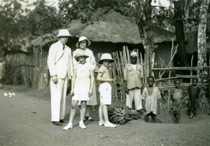Grupowy portret Europejczyków i mieszkańców, Sierra Leone, XX wiek autorstwa Unbekannt