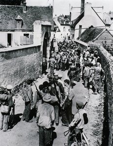 Grupy francuskich bojowników ruchu oporu czekają na dystrybucję broni w domu, lipiec 1944 (zdjęcie czarno-białe) autorstwa Unbekannt
