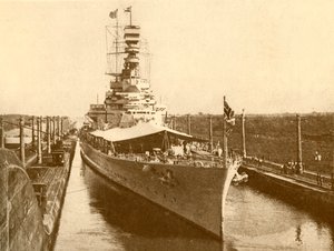 H.M.S. Rozgłos przechodzący przez Kanał Panamski z księciem i księżną Yorku na pokładzie, ok. 1930 r autorstwa Unbekannt