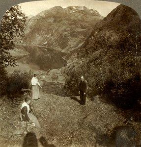 Sianie na szelfie górskim wysoko nad wioską Marok i lustrzanym fiordem Geirangerfjord, Norwegia, c1905 autorstwa Unbekannt