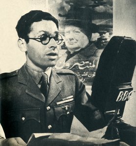 Czyta wiadomości w marokańskim arabskim. Członek walczącej armii francuskiej, 1942 r. autorstwa Unbekannt