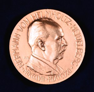Hermann Ludwig Ferdinand von Helmholtz, niemiecki fizyk i fizjolog, 1907 autorstwa Unbekannt