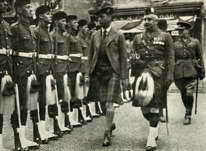 Jego Wysokość przeprowadza inspekcję straży honorowej Czarnego Zegarka w Perth w sierpniu 1935 roku. autorstwa Unbekannt