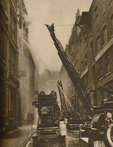 Jak londyńska straż pożarna staje w szranki ze swoim wrogiem, c1935. autorstwa Unbekannt