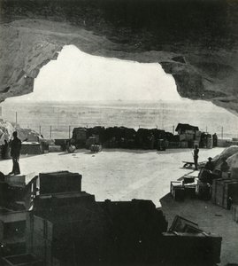 W jaskiniach powstały ogromne magazyny przeciwbombowe i warsztaty naprawcze, c 1942-1943, 1945. autorstwa Unbekannt