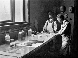 W pracowni emalierskiej prof. Herkomersa, kolory szlifierskie, 1899 autorstwa Unbekannt