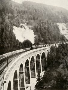 W dolinie Semmering w Austrii. Dobry pociąg przejeżdżający łukiem wiaduktu Gamperl, 1935-36. autorstwa Unbekannt