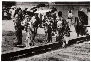 Japonki przy hangarze Zeppelin, Kasumigaura, Japonia, 1929 1933 autorstwa Unbekannt