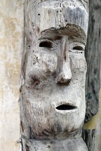 Grupa etniczna Jarai (Gia Rai). Duch strażnika grobowca Jarai. Drewniana statua. Con Tum. Wietnam autorstwa Unbekannt