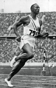 Jesse Owens pod koniec 100m na Igrzyskach Olimpijskich w Berlinie, 1936 autorstwa Unbekannt