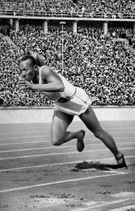 Jesse Owens na starcie 200 metrów na Igrzyskach Olimpijskich w Berlinie, 1936 autorstwa Unbekannt