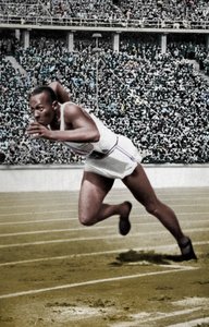 Jesse Owens na starcie 200 metrów na Igrzyskach Olimpijskich w Berlinie, 1936 autorstwa Unbekannt