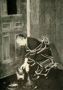 John Nevil Maskelyne wykonuje iluzję szafy duchowej, c1910. autorstwa Unbekannt