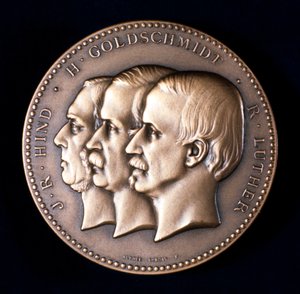 John Russell Hind, Hermann Goldschmidt i Robert Luther, astronomowie, ok. 1900 autorstwa Unbekannt