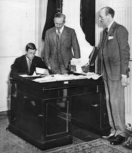Król Edward VIII w pracy ze swoim personelem w St James