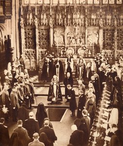 Król Edward VIII posypuje ziemią trumnę swojego ojca, 1936. autorstwa Unbekannt