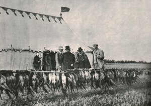 Król Edward VII sprawdzający torbę w Sherborne Estate, 1902, 1910. autorstwa Unbekannt