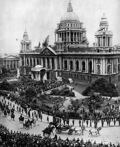 Król Jerzy V zmierzający do otwarcia pierwszego parlamentu Ulsteru w Belfaście, 1921, 1935 autorstwa Unbekannt