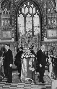 Król Jerzy V leżący w stanie, kościół św Marii Magdaleny, Sandringham, Norfolk, styczeń 1936 autorstwa Unbekannt