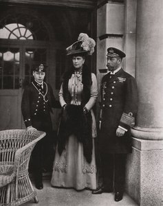 King George i Queen Mary z synem, księciem Edwardem, maj 1910. autorstwa Unbekannt
