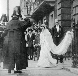Lady Elizabeth Bowes-Lyon w drodze do ślubu w Opactwie Westminsterskim, 26 kwietnia 1923, 1937 autorstwa Unbekannt
