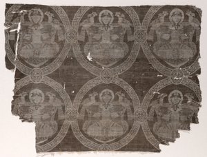 Fragment lampy z siedzącym księciem trzymającym sokoły w medalionach kufickich, 1654-1955. autorstwa Unbekannt