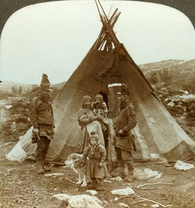 Lapońska rodzina i pies zaprzęgowy - poza ich letnim domem - na zboczu wzgórza w Norwegii, ok. 1905. autorstwa Unbekannt