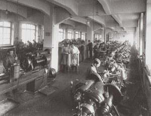 Obróbka soczewek w Fabryce Towarzystwa Optyczno-Mechanicznego w Petersburgu, 1916 autorstwa Unbekannt