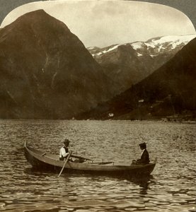Patrząc przez Essefjord od Tjugum do pokrytego lodem Kjeipen, Norwegia, ok. 1905. autorstwa Unbekannt