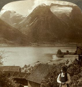 Patrząc z Hjelle przez ciche jezioro Strynns na strome lodowce Góry Skaala, Norwegia, ok. 1905 r. autorstwa Unbekannt