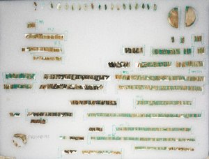Luźne koraliki i dwa terminale, 1980-1801 pne. autorstwa Unbekannt