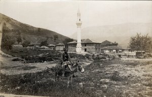Macedoine, Grecja: mężczyzna na osiołku przed minaretem - Pocztówka 1914-1918 autorstwa Unbekannt