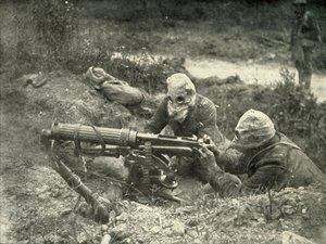 Strzelcy maszynowi w akcji w hełmach gazowych, 1919. autorstwa Unbekannt
