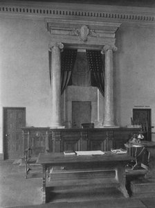 Biurko sędziego w sali sądowej trzeciego sądu okręgowego w Nowym Jorku, 1924 r. autorstwa Unbekannt
