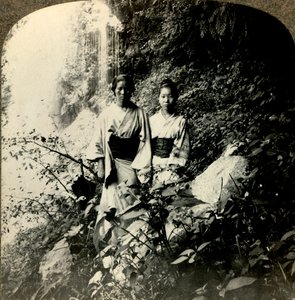 Panny z Kraju Kwitnącej Wiśni, pod wodospadami Kogijoku..., ok. 1900. . autorstwa Unbekannt