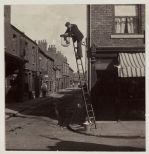 Mężczyzna czyści latarnię gazową, ok. 1905 autorstwa Unbekannt