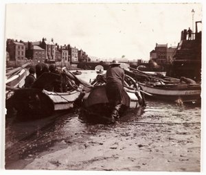 Mężczyzna wodujący łódź rybacką, port Whitby, ok. 1901 r. autorstwa Unbekannt