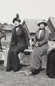 Maria Evgenyevna Golovina, sekretarz prawicy Rasputina i Julia Aleksandrowna Den, 1912-1913 autorstwa Unbekannt
