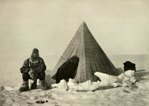 Marshall na zewnątrz namiotu, w obozie, c1908, 1909. autorstwa Unbekannt