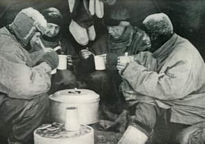 Członkowie partii polarnej jedzący posiłek w obozie, c1911, 1913 autorstwa Unbekannt