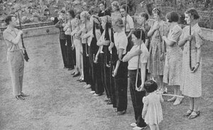 Członkinie Ochotniczego Korpusu Obrony Kobiet szkolone w musztrze karabinowej, II wojna światowa, 1940 autorstwa Unbekannt