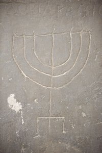 Menora (Menorah) wyrzeźbiona na starym nagrobku, Budapeszt, Hongrie autorstwa Unbekannt