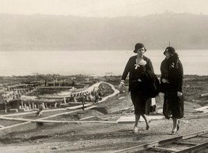 Millicent Veronica Willison, żona Williama Randolpha Hearsta, odwiedzająca zakład odzyskiwania starożytnych statków rzymskich z jeziora Nemi, ok. 1930 (zdjęcie czarno-białe) autorstwa Unbekannt