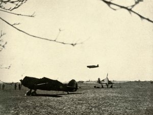 Morane 406 na lotnisku Vassincourt z francuskim Curtiss Hawk i Hurricane, 1939-1940, 1941. autorstwa Unbekannt
