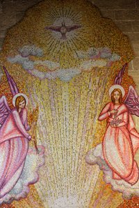 Mozaika w kościele Sacro Cuore di Gesu: anioły i duch święty, Gallipoli, Włochy autorstwa Unbekannt
