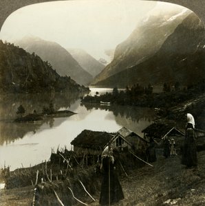Jezioro Loen otoczone górskimi ścianami - niezrównane pod względem piękna i wielkości - z farmy Seten, Norwegia, ok. 1905. autorstwa Unbekannt