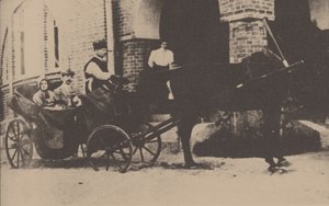 Moura Budberg z pierwszym mężem von Benckendorfem w powozie w ich estońskiej posiadłości, 1912 autorstwa Unbekannt
